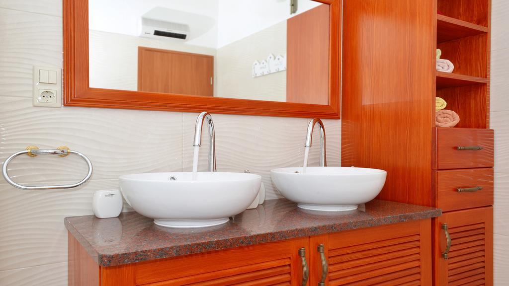 Gem Of The Sea Luxury Beach Apartment With Brand New Heating Infinity Pool Trogir Ngoại thất bức ảnh