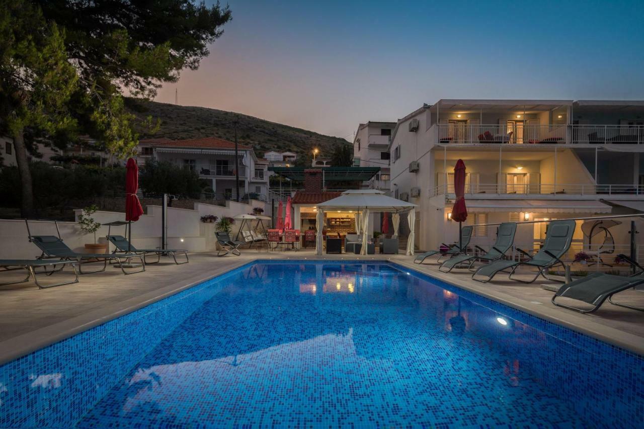 Gem Of The Sea Luxury Beach Apartment With Brand New Heating Infinity Pool Trogir Ngoại thất bức ảnh