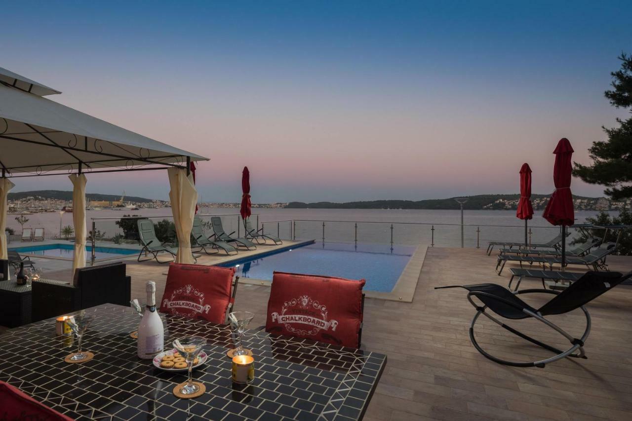 Gem Of The Sea Luxury Beach Apartment With Brand New Heating Infinity Pool Trogir Ngoại thất bức ảnh
